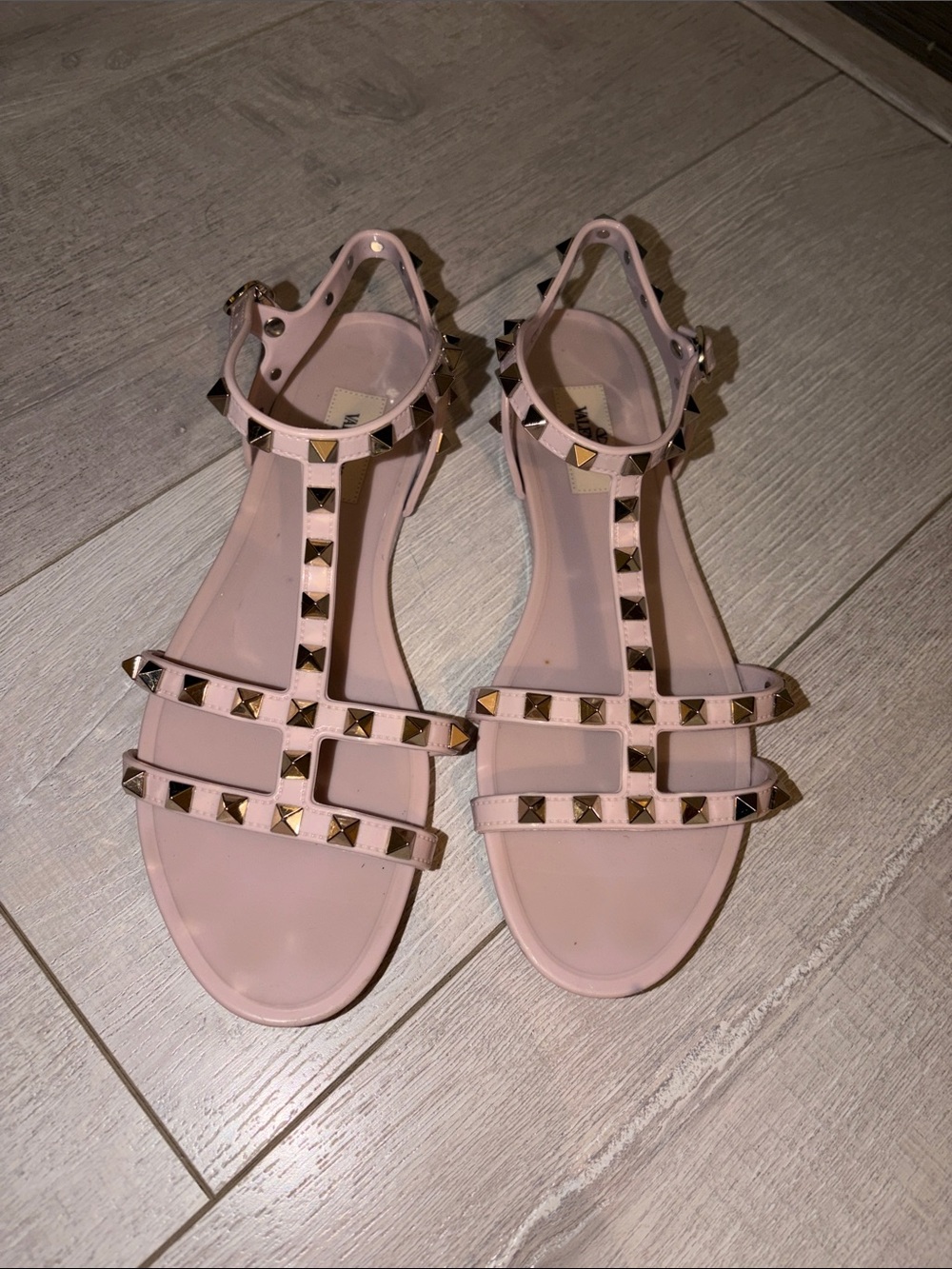 Valentino Garavani Nude Rockstud T-Strap Sandals 9US excellent condition